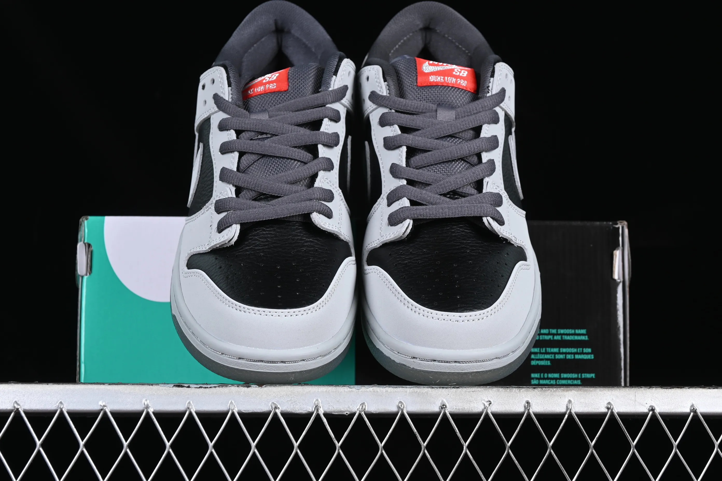 All categories Nk SB Dunk series Nk SB Dunk Low low-top skate shoes K version Atlas x Nk SB Dunk Low QS 35mm Lycra low-top skate shoes 504750-020